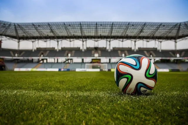 Jak nowoczesna technologia przemienia stadiony piłkarskie