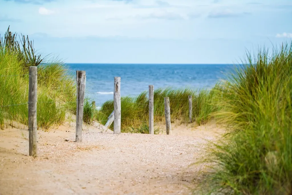 Klif, ruiny i cisza: plan na tydzień w Rewalu bez plażowego tłoku